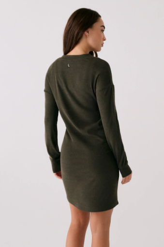 TRAVERSE V-NECK DRESS OLIVE