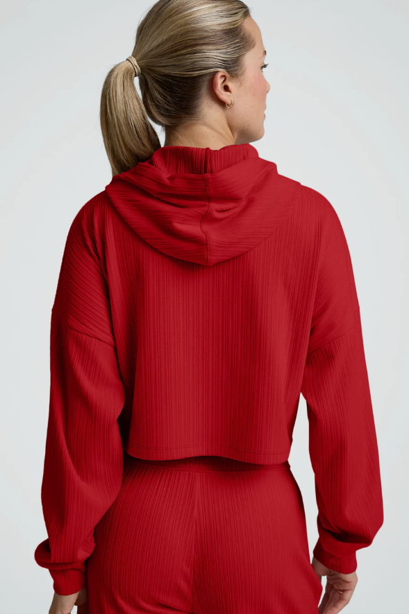BREATHE EASY RIBBED CROP HOODIE HOLLY RED