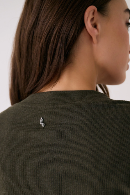 TRAVERSE V-NECK DRESS OLIVE