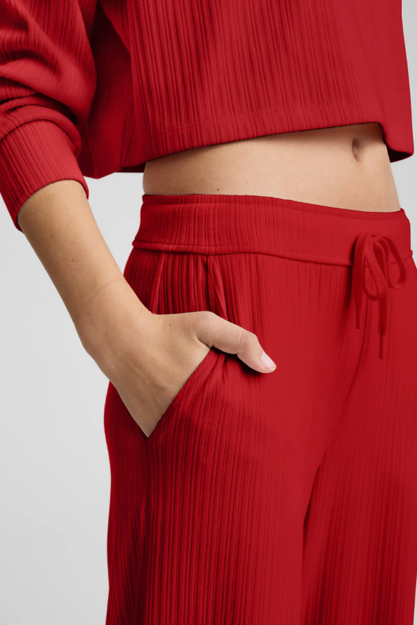BREATHE EASY RIBBED WIDE LEG PANT HOLLY RED