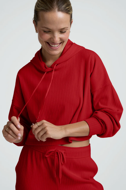 BREATHE EASY RIBBED CROP HOODIE HOLLY RED