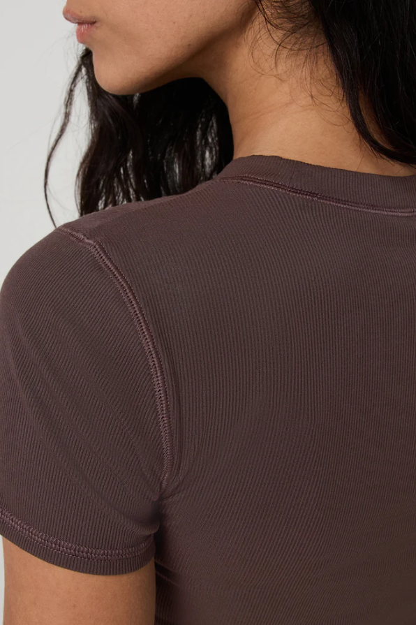 POSE FITTED TEE FRENCH ROAST