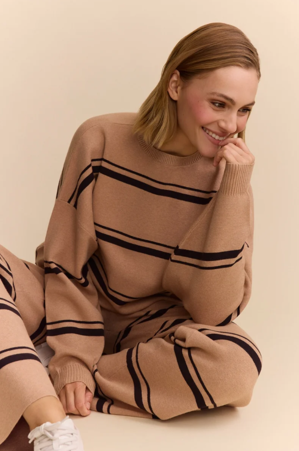 OLLY STRIPED CREW SWEATER CAMEL