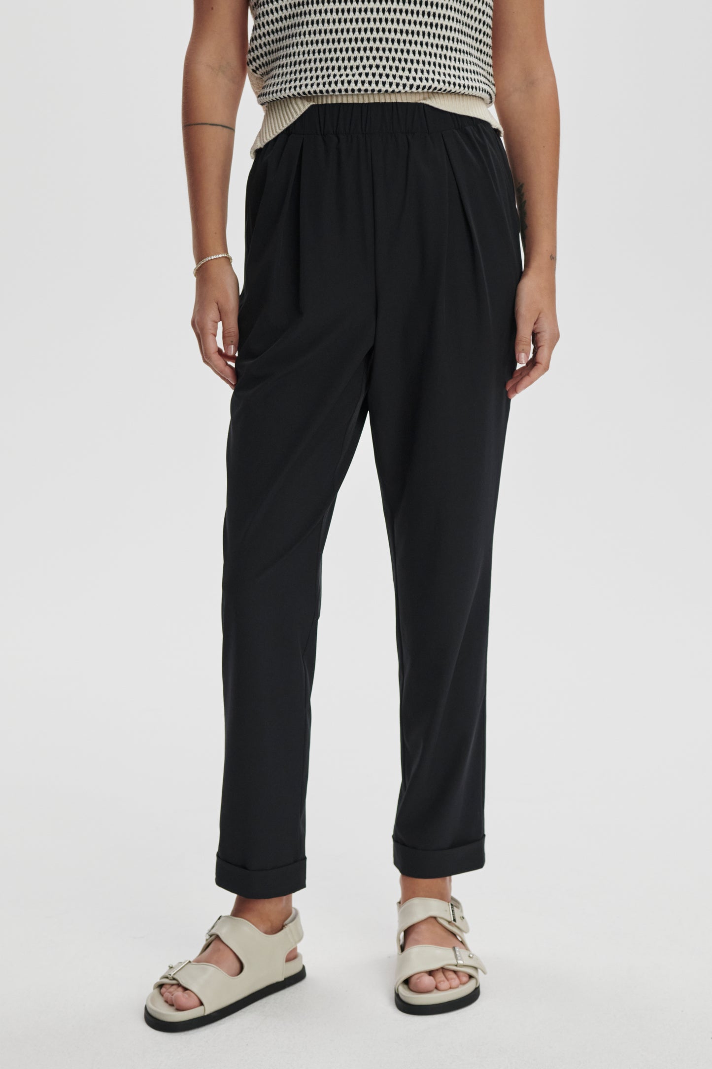 ALANA SLIM TAPERED CUFF PANT BLACK