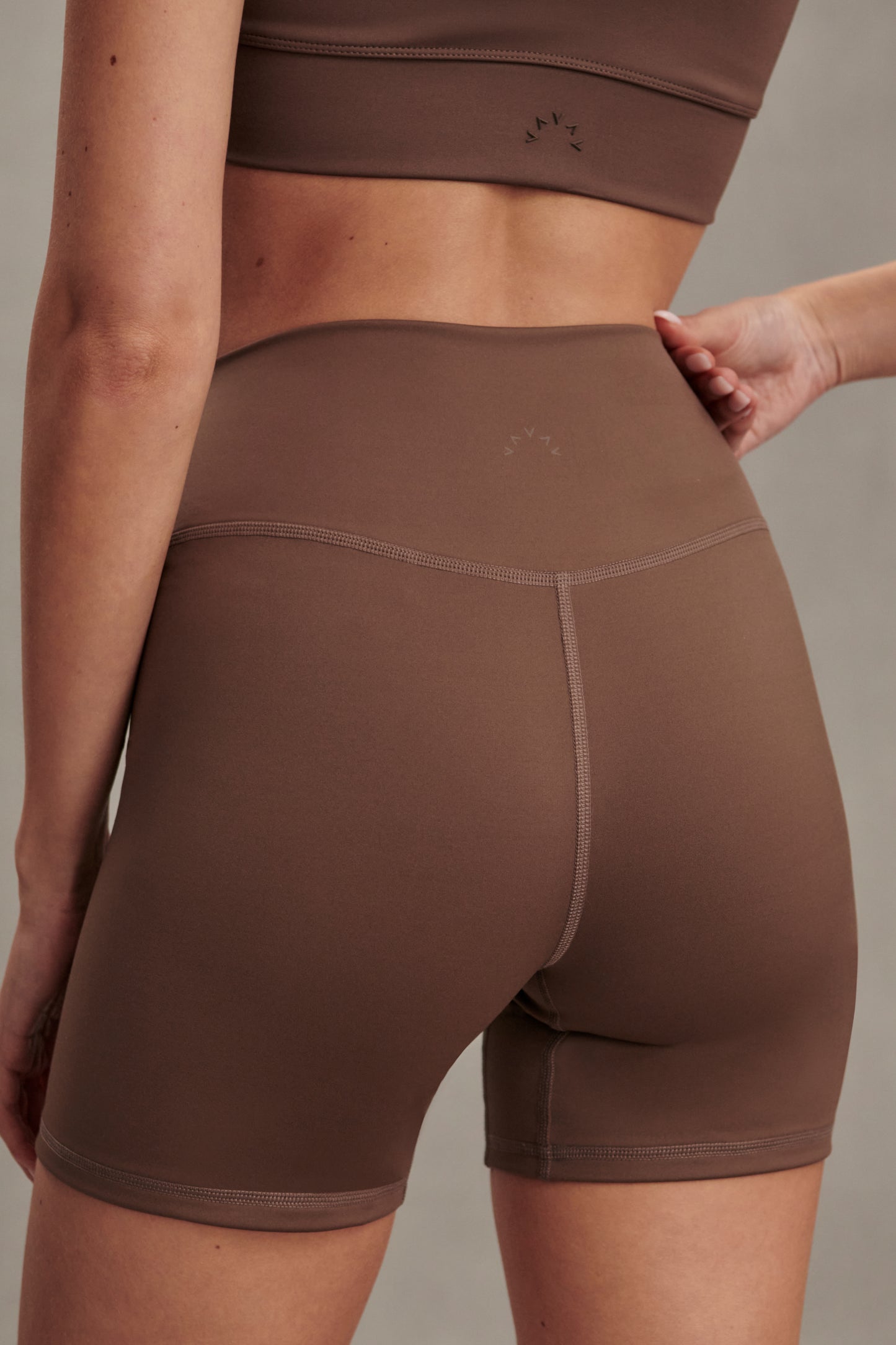 ASSURE BIKER SHORT COFFEE QUARTZ