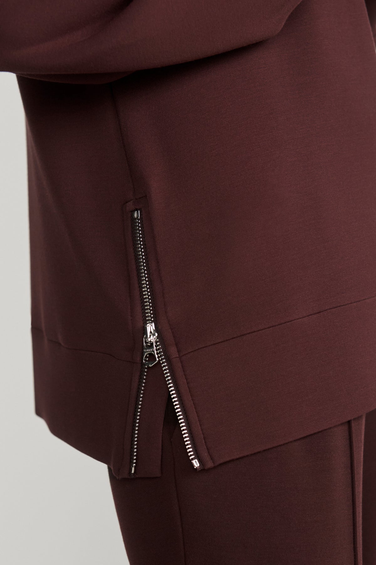 NOVI LONGLINE MOCK NECK SWEAT DEEP MAHOGANY