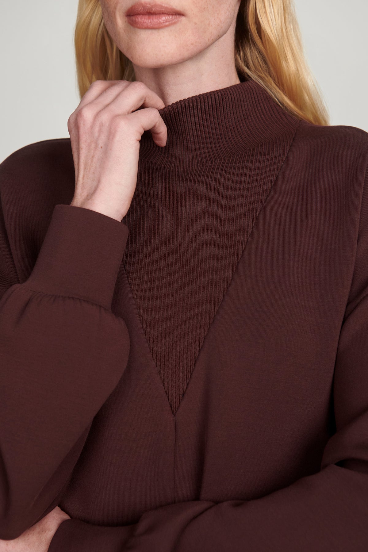 NOVI LONGLINE MOCK NECK SWEAT DEEP MAHOGANY